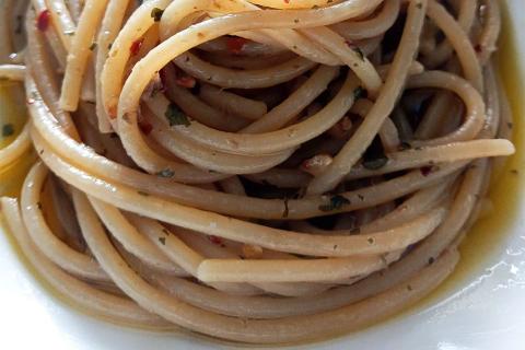 Aglio, olio, peperoncino, capperi e alici...