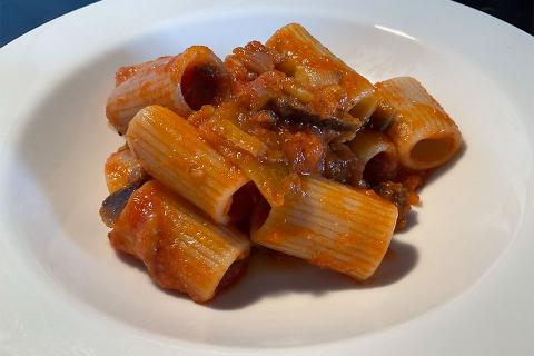 Rigatoni al ragù di melanzane