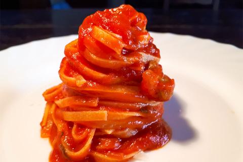 La semplicità di un tagliolino all'uovo pomodoro e basilico