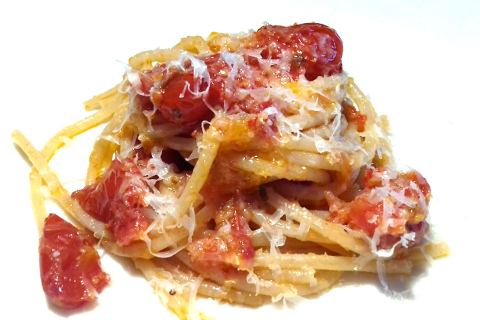 Dal ricettario di Casa Latini spaghetti con pomodorini freschi, secchi e caciotta
