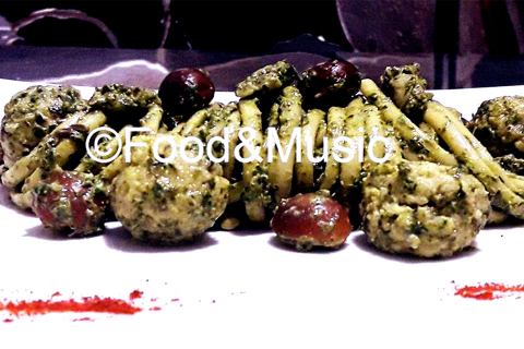 Lei si chiama Happy ma per tutti è Felicità, trenette con il pesto con felicità