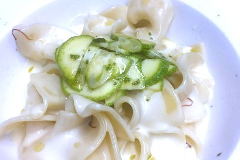 Trucioli ai pistilli di zafferano, crema di parmigiano e zucchine simpatiche