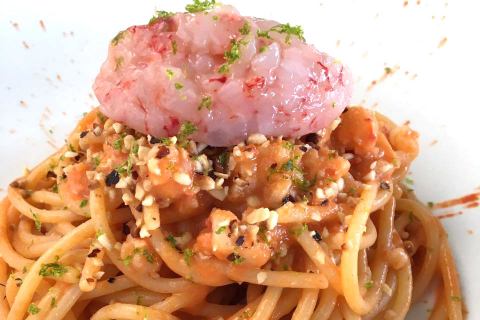 Spaghetti grandi con gambero rosso di Mazara e mandorle, Osteria Dietro le Quinte