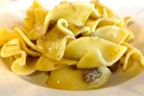 Trucioli e mezzi paccheri con cinghiale, verdure e salsiccia: una giornata sui Sibillini