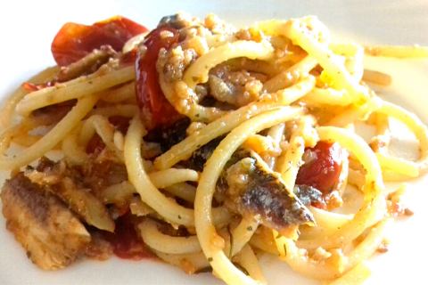 Spaghetti grandi con le alici scottadito della sera prima e i pomodorini, le Ricette di Casa Latini