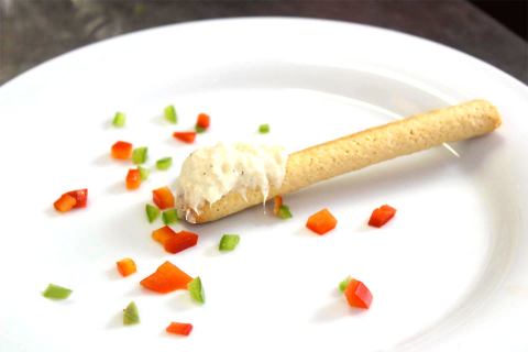 Baccalà mantecato, su Pan Bistrò con brunoise di verdure colorate