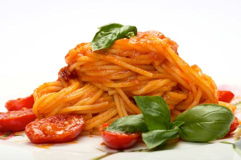 Spaghetti grandi con pomodorini del piennolo rosso, il cuoco Matteo Scibilia