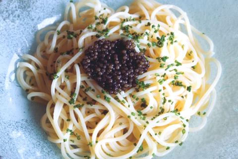 Spaghettini di ispirazione marchesiana con erba cipollina, extravergine e caviale