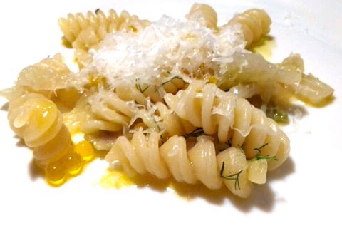 Da Casa Latini, fusilli, cipolla, finocchi, perle di zafferano e pecorino