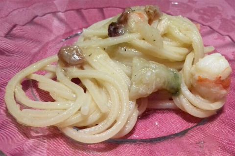 Chitarra con crema di finocchi, sgombro gratinato e mazzancolle