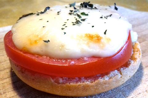 La rossella, la fetta di pomodoro, la fetta di pecorino e l'origano incontrano il forno