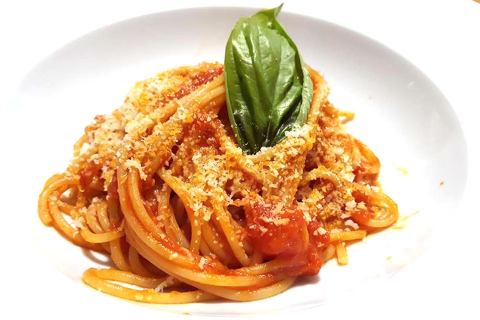 Torna con noi Checco Laconca con spaghettini pomodoro e basilico