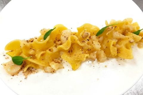 I trucioli di Paolo Paciaroni sono con capesante nocciole e spinaci