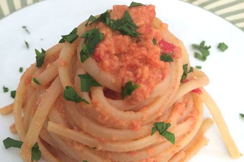 Trenette con crema di cicale e datterini, la nostra Roberta Conti da Barga