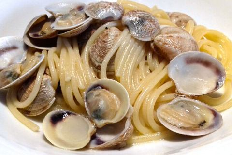 Spaghetti piccoli con le vongole, un lungo fine settimana sta per iniziare