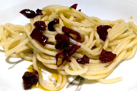 Da Casa Latini: Cappelli con peperoni cruschi al forno e acqua di zucchine