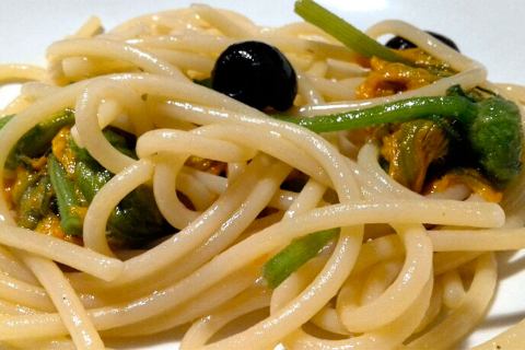 Spaghetti grandi, alici, fiori di zucca e olive nere, tutto insieme