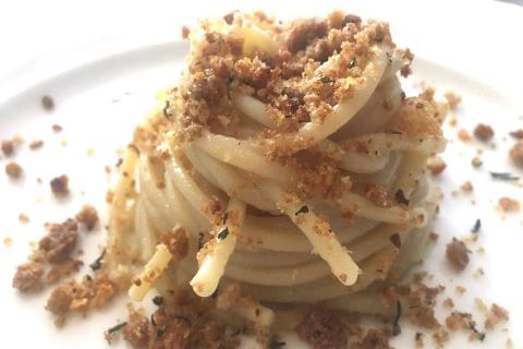 Spaghetti con crema di cipolle rosse e pane al timo, Guido Perino, Casa Amelie
