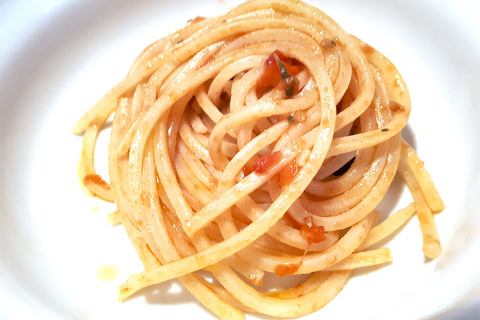 Da Casa Latini suona la chitarra con il pomodoro fresco e l'extravergine d'oliva