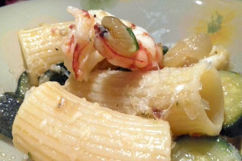 Domenica di Rigatoni, gamberi rossi, zucchine e pecorino 