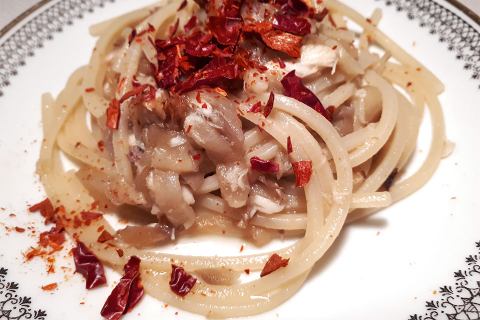 Spaghetti Cappelli melanzane, muggine e peperoni cruschi