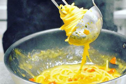 Sciuè, sciuè, veloce, veloce, gli spaghetti grandi di Fabio Tammaro