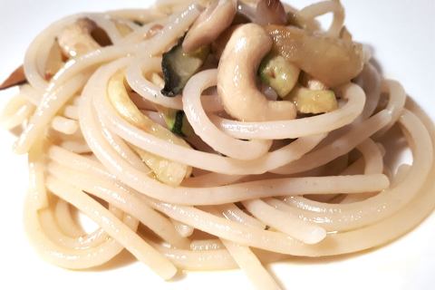 Spaghetti Cappelli con zucchine, aglio e anacardi, si cucina a #CasaLatini