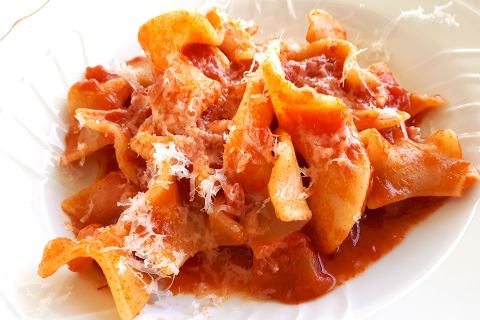Sabato casalingo con trucioli, salsa pomodoro e caciocavallo