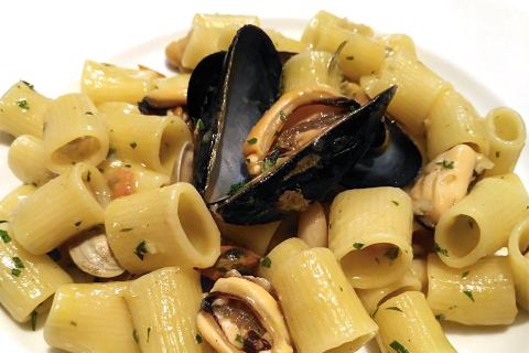 Mezzemaniche con vongole, cozze al Chiosco dell'Avis di Mondolfo