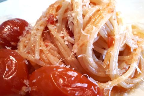 Oggi spaghettini al pomodoro e Casciotta d'Urbino