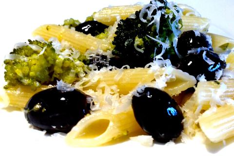 A Casa Latini si va di broccoli, casciotta e olive nere
