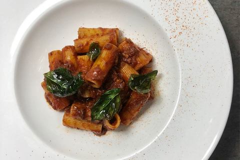 Buon Natale! Con rigatoni al ragù napoletano di Chef Antonio Paolino