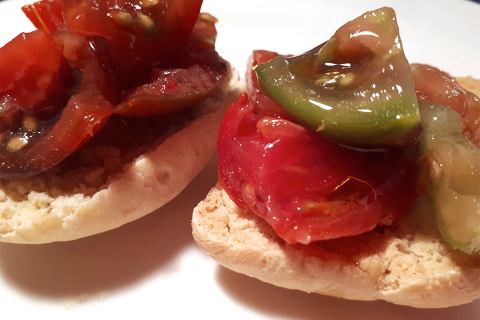 Ci piacciono molto i pomodori invernali. Sulle Rosselle solo con extravergine...