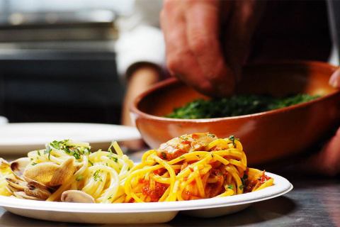 Spaghetti grandi con le vongole: uno dei successi de I Primi d'Italia