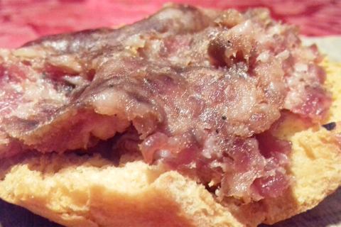 Salsiccia cruda di fegato su rosselle tiepide, il mitico Mauro Follenti