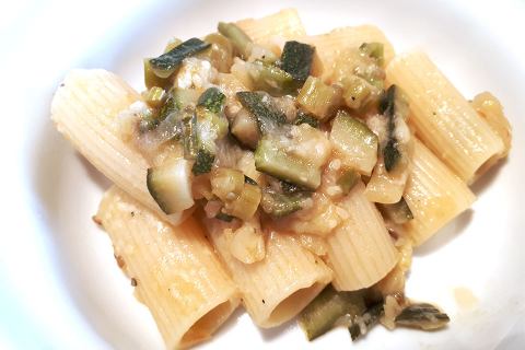 Da #CasaLatini: rigatoni, zucchine, cipolla e pecorino