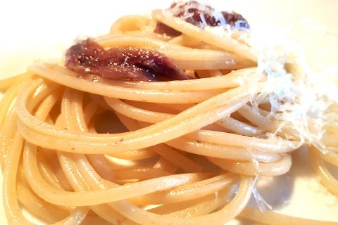 Da #CasaLatini: Spaghetti Cappelli, alici e formaggio di capra