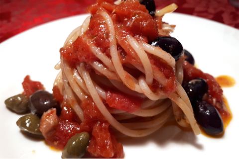 Spaghetti Cappelli Originale 1915 con pomodori, capperi, olive nere, tonno ...