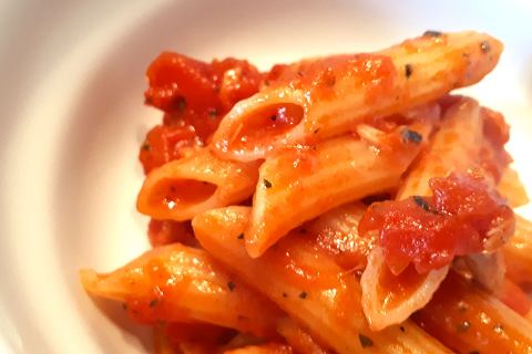 Profumi casalinghi con penne, tonno, pomodoro e maggiorana fresca