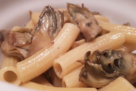 Maccheroni aglio, olio, peperoncino con carciofi croccanti