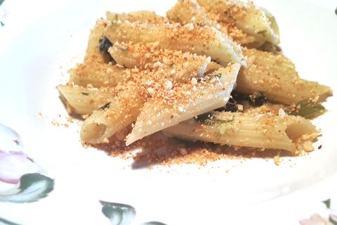 Penne croccanti e erbe di campo a Casa latini