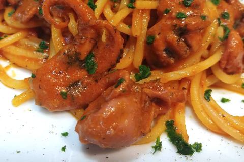 Gli spaghetti grandi con i polpetti di Barbara De Nigris 