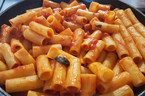 Rigatoni con melanzane, un piatto di un grande amico, Checco Laconca
