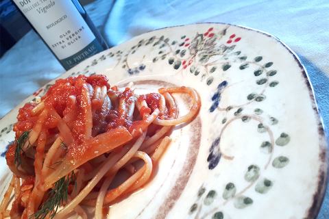 Cipolla rossa di Pedaso, ragù di pesce su piatto firmato