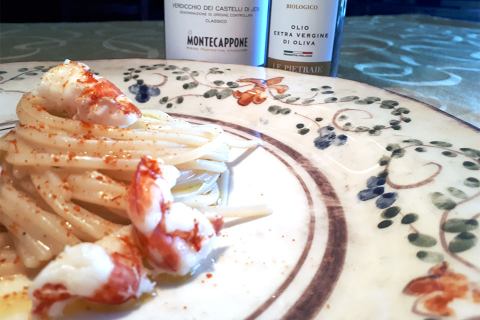 Chitarra in acqua di cozze e gamberi nel piatto di Fausto Bizzirri