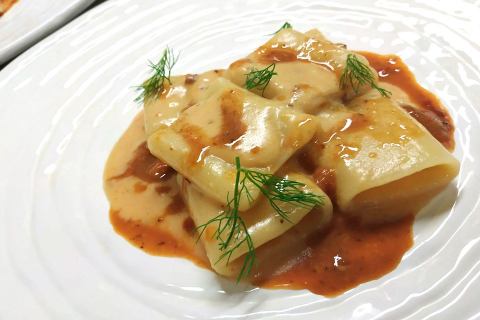 I mezzi paccheri di Marwan Grottoli sono con i ricci di mare e il pecorino romano
