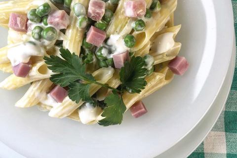 Antonio Paolino e le penne con panna, piselli e prosciutto. Più Vintage di così?