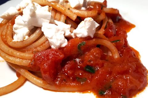 Da Casa Latini Bucatini all'arrabbiata con burrata
