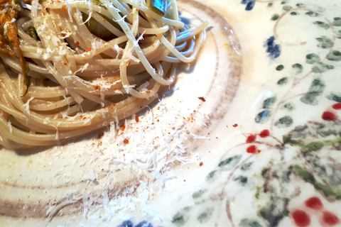 Spaghettini fiori di zucca, peperoncino e alici, un must di Casa Latini