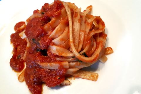 Fettuccine al tonno e passata di pomodoro